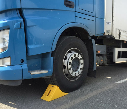 Plastic HGV Wheel Chock – 460 x 200 x 220mm, Load Capacity 44 Tonnes, Lightweight, Strong, DIN 76051-53 Compliant, Ideal for HGV Vehicles, Single Unit