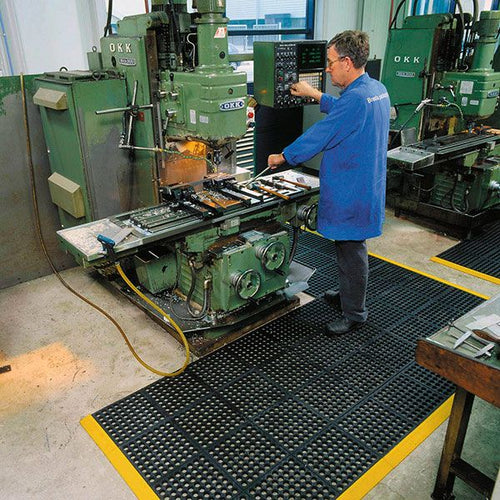 Anti-Fatigue Oil & Grease Resistant Nitrile Rubber Industrial Mats with Drainage Holes